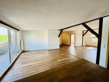 Gemütliche DG-Wohnung nahe Ostseeplatz !**KEINE ANRUFE| NUR SCHRIFTLICH**, 13086 Berlin, Dachgeschosswohnung