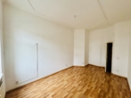Bezugsfreie Altbauwohnung in ruhiger Lage! Ideal zum Renovieren und Gestalten nach eigenen Wünschen! - Zimmer 1