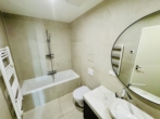 Exklusive Dachgeschosswohnung mit großer Terrasse & Blick über Berlin inkl. 2 PKW-Stellplätzen - en-suite Badezimmer