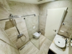 Exklusive Dachgeschosswohnung mit großer Terrasse & Blick über Berlin inkl. 2 PKW-Stellplätzen - Bad mit Dusche