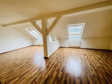 Bezugsfreie Dachgeschosswohnung am Schloss Köpenick!, 12557 Berlin, Etagenwohnung